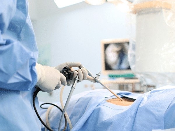 Laparoscopic surgery for kidney cancer treatment